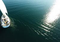 sejlbåd sejlbåd på havet solrefleks sejlbåd